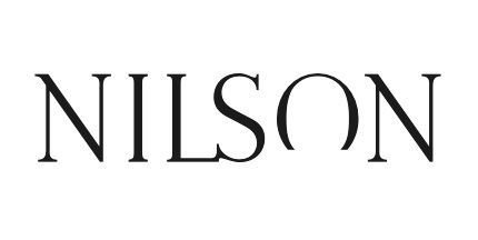 Een zwart-wit logo voor Nilson op een witte achtergrond.