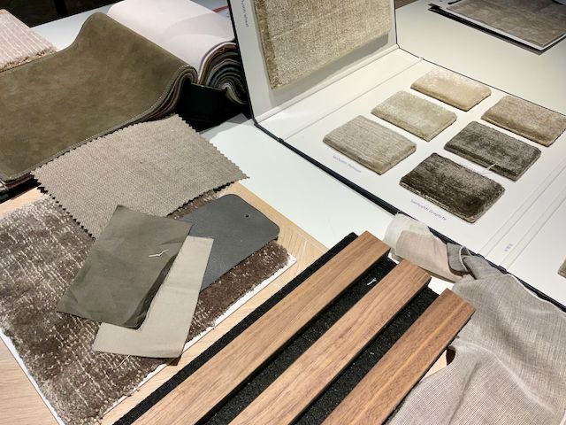 Een tafel met veel verschillende soorten stalen en materialen erop