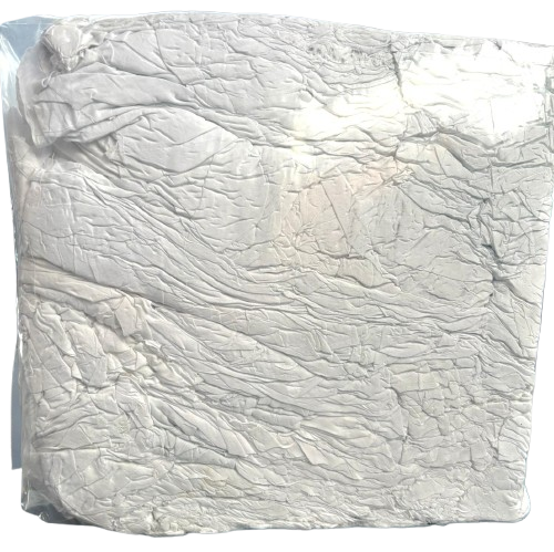 Sacchetto di plastica bianco stropicciato o confezione avvolta su sfondo chiaro