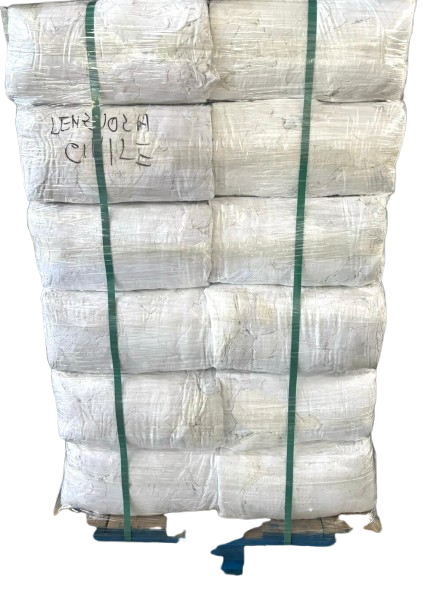 Impilate balle bianche avvolte nella plastica, fissate con cinghie verdi su un pallet