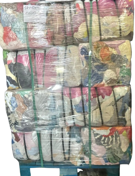 Pallet impilati e avvolti in plastica traslucida, con materiali stampati colorati visibili al di sotto.