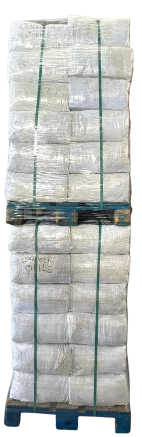 Pallet bianchi impilati e avvolti in pellicola termoretraibile su una base blu.