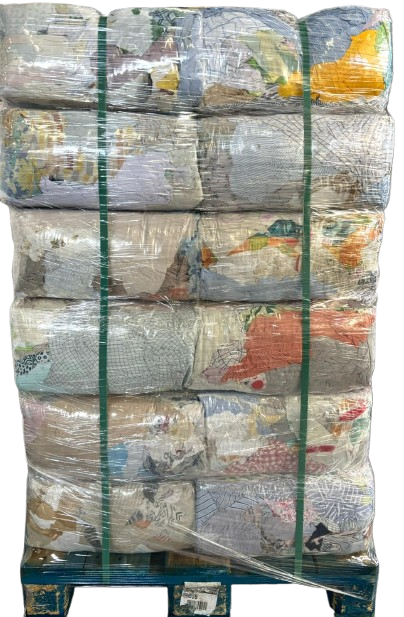 Pila di materiali riciclati imballati e avvolti in plastica trasparente e cinghie verdi.
