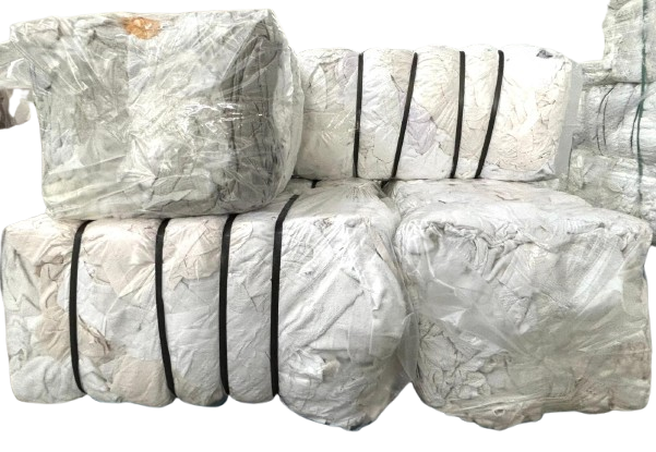 Pacchetti bianchi impilati, avvolti nella plastica e legati con cinghie nere.
