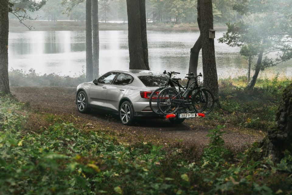 macchina con porta biciclette Thule