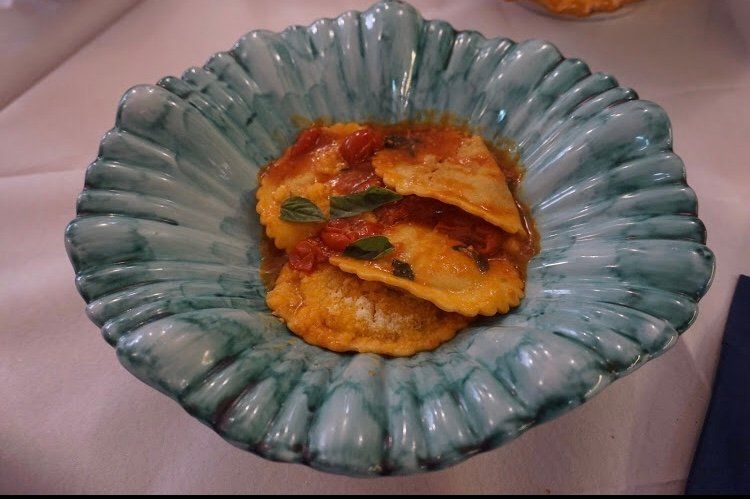 Ravioli ripieni con sugo di pomodoro