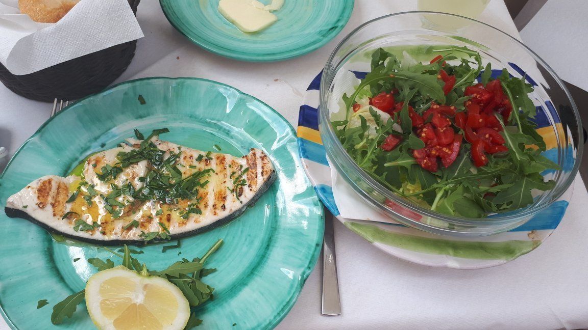 Filetti di spada con insalata mista