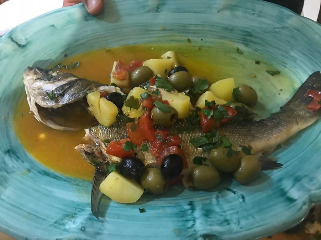 Pesce fresco con patate e olive