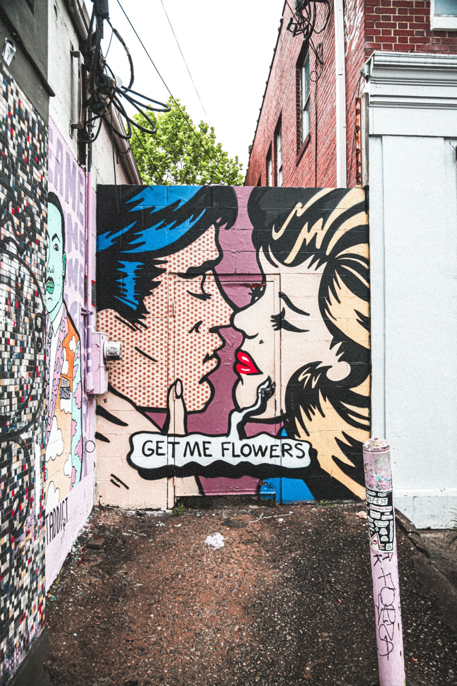 Pop art mural of a couple kissing, 