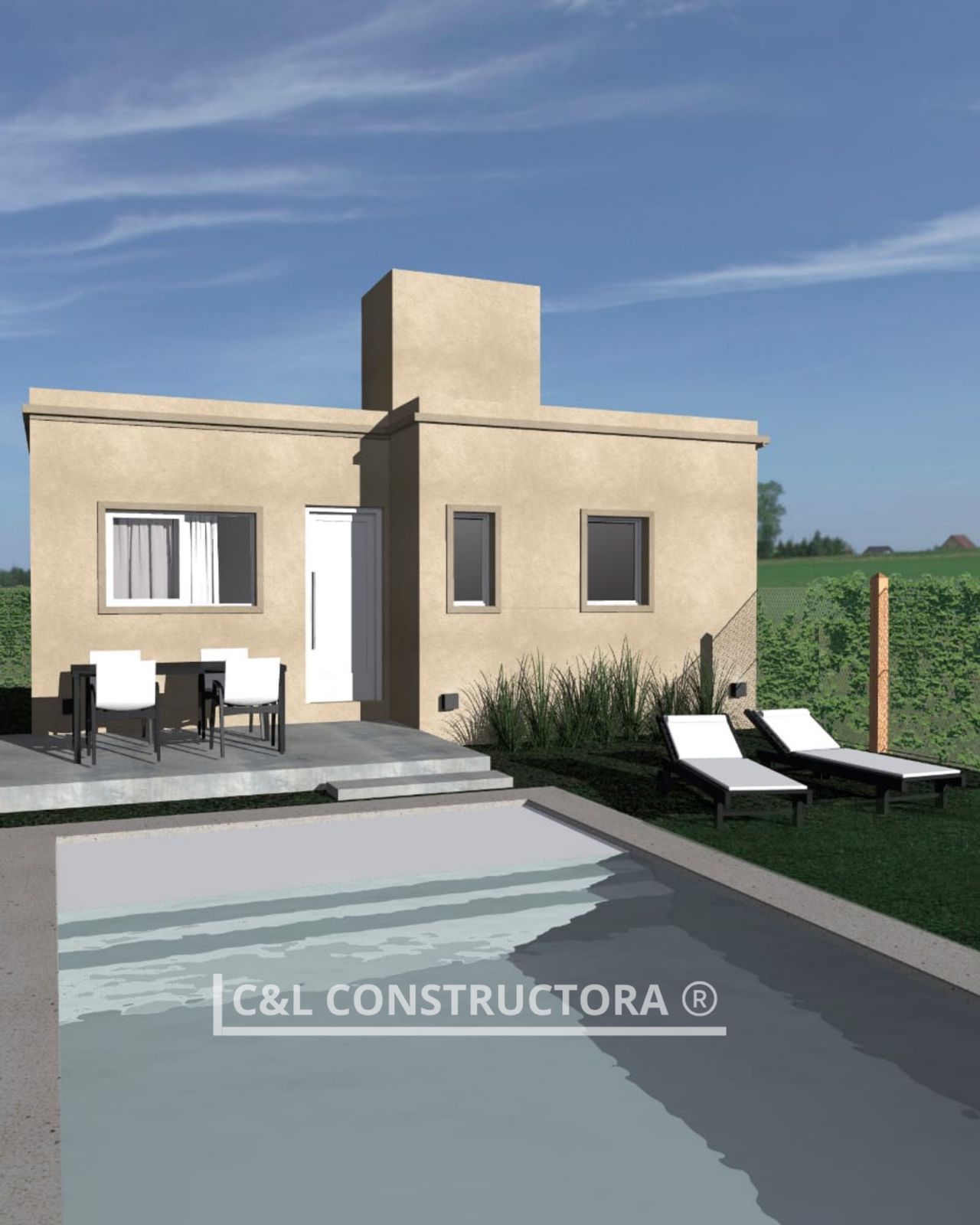 Una casa de color beige, con paredes de estuco, con piscina y tumbonas en una zona cubierta de césped y cielo despejado.