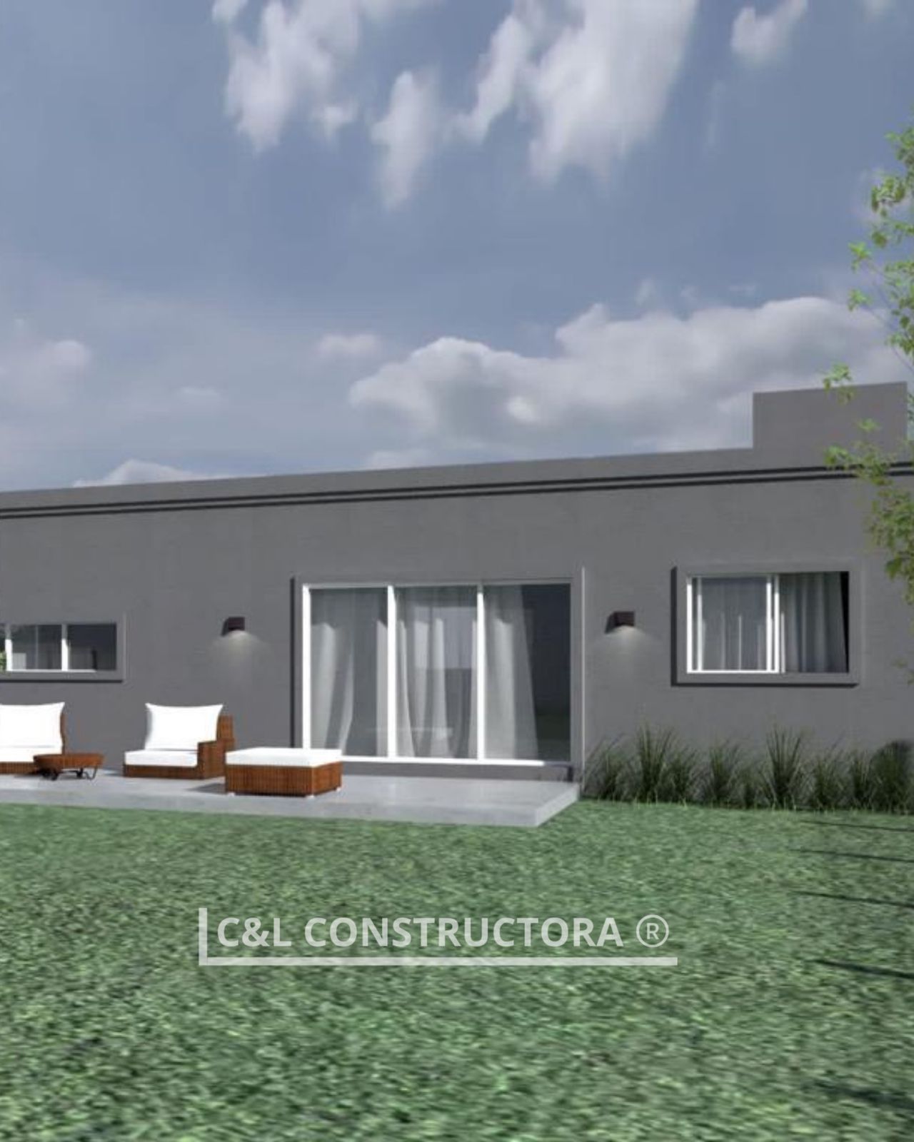 Exterior de casa gris con puertas corredizas y asientos al aire libre sobre un césped.