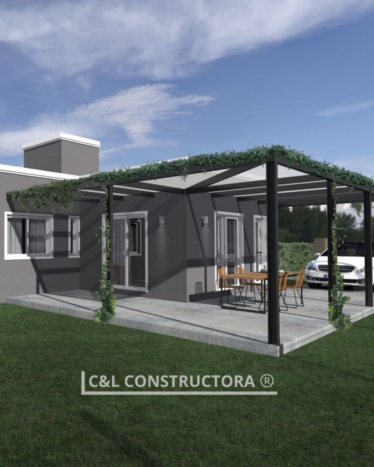 Casa gris con patio, pérgola negra cubierta de enredaderas, juego de comedor al aire libre, coche al fondo.