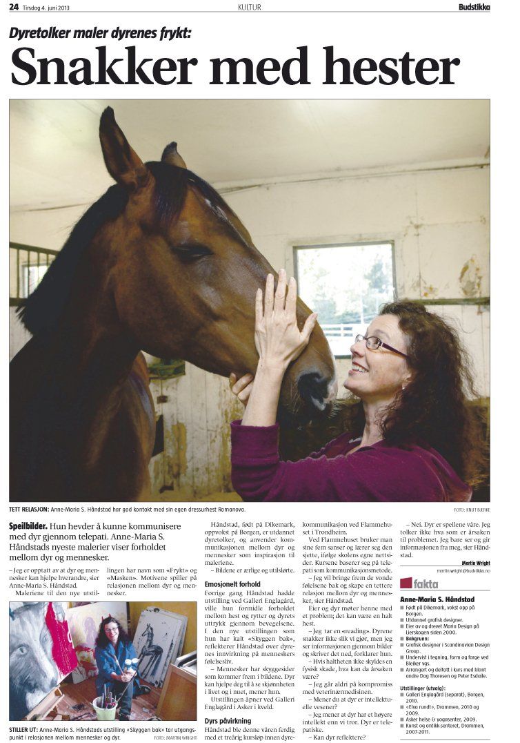 Anne-Maria klapper en hest på forsiden av en avis.
