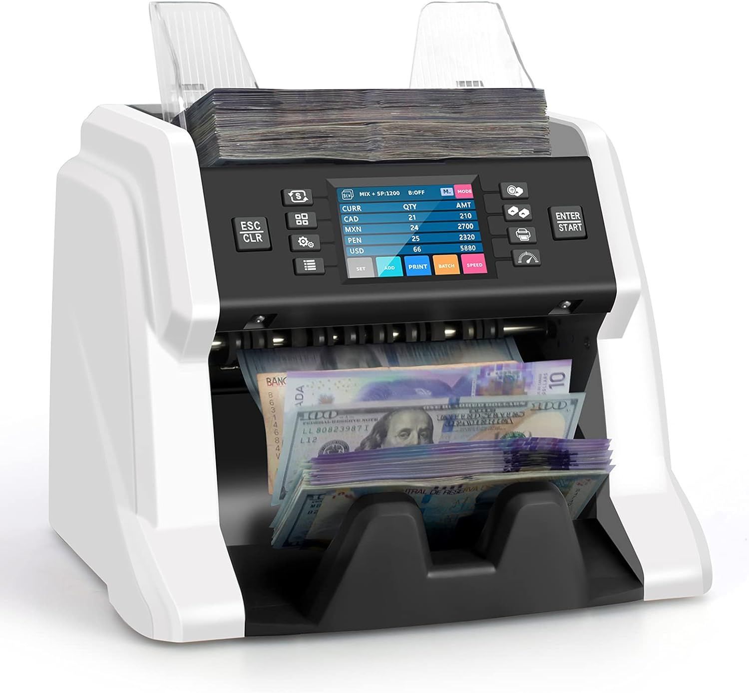 Máquina contadora de dinero con fajos de billetes, blanco y negro, conteo en proceso.