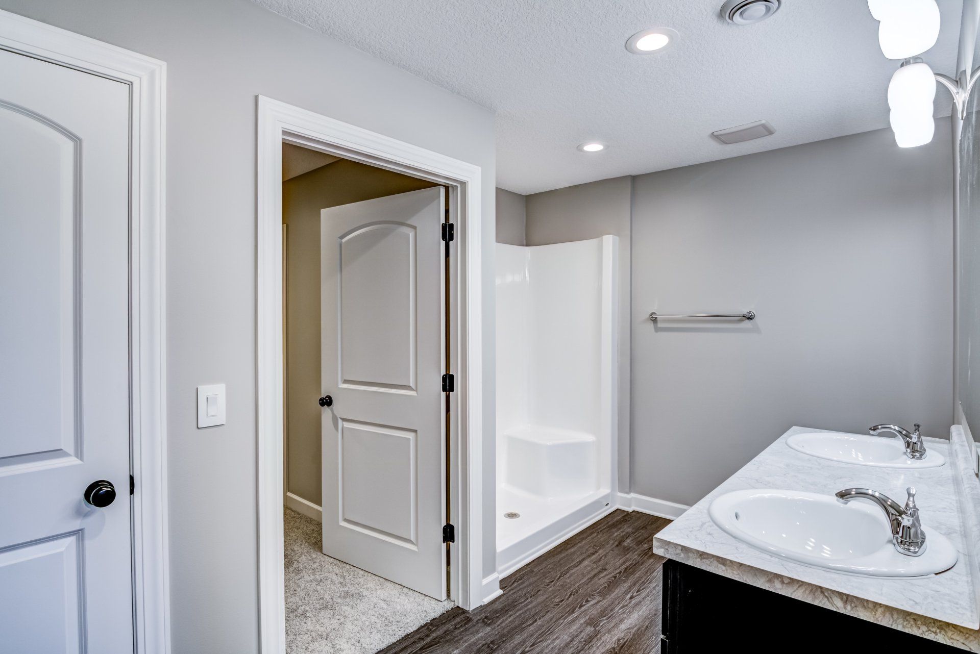 New Richmond Bathroom Photo With Shower