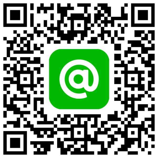 莎瓦白色背景上的二維碼，中心帶有綠色@圖標