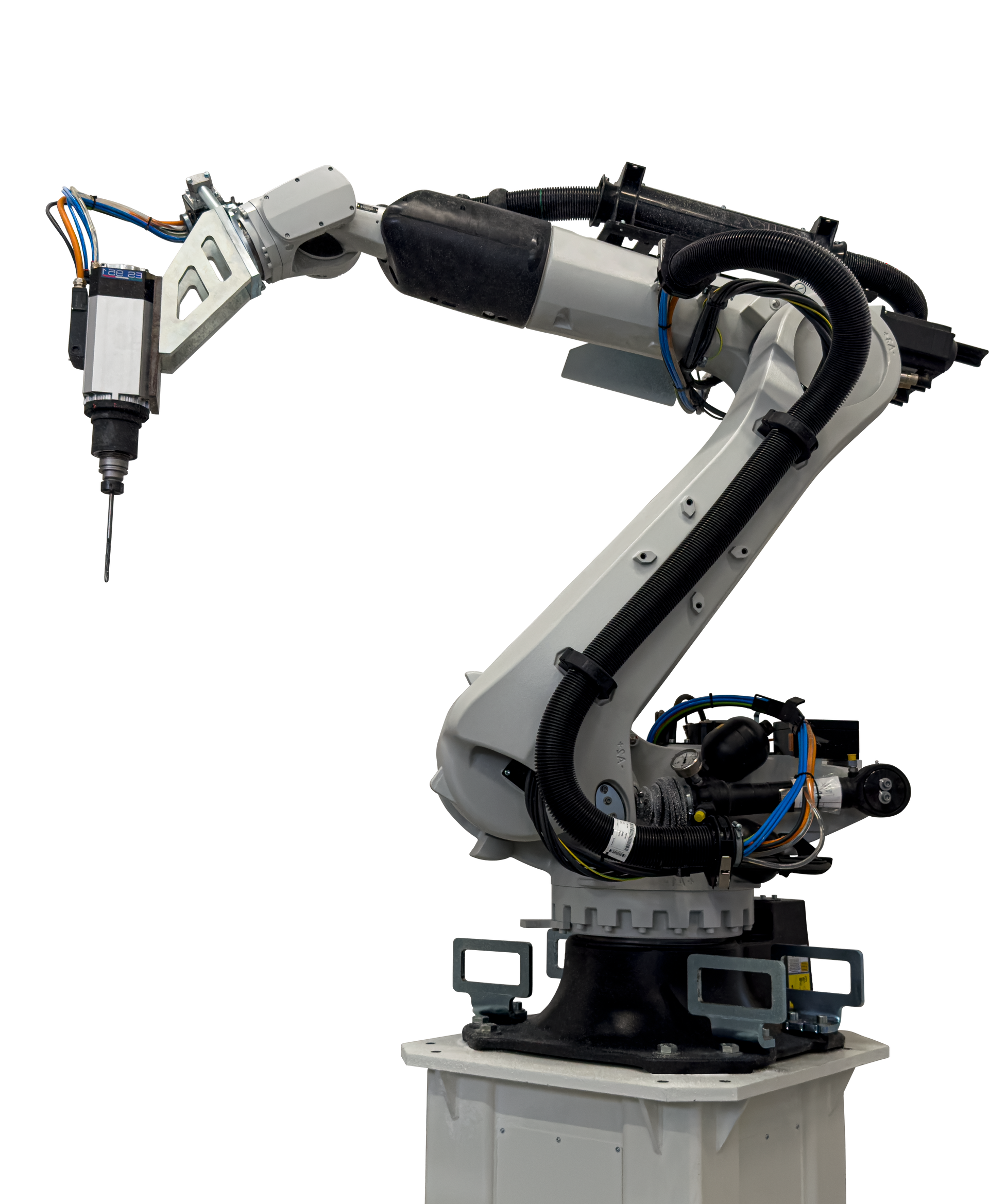 Braccio robotico industriale con corpo bianco, tubi neri e un trapano all'estremità.