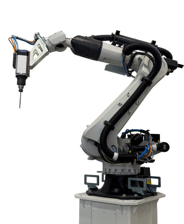 Braccio robotico industriale con trapano attaccato, bianco e nero, su base bianca.