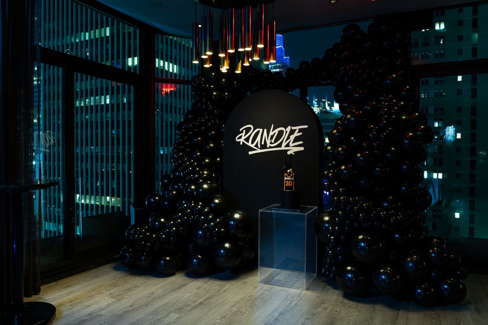 A room with christmas trees and a sign that says ronde