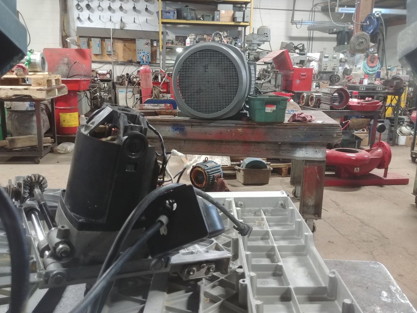 A motor is sitting on top of a table in a workshop