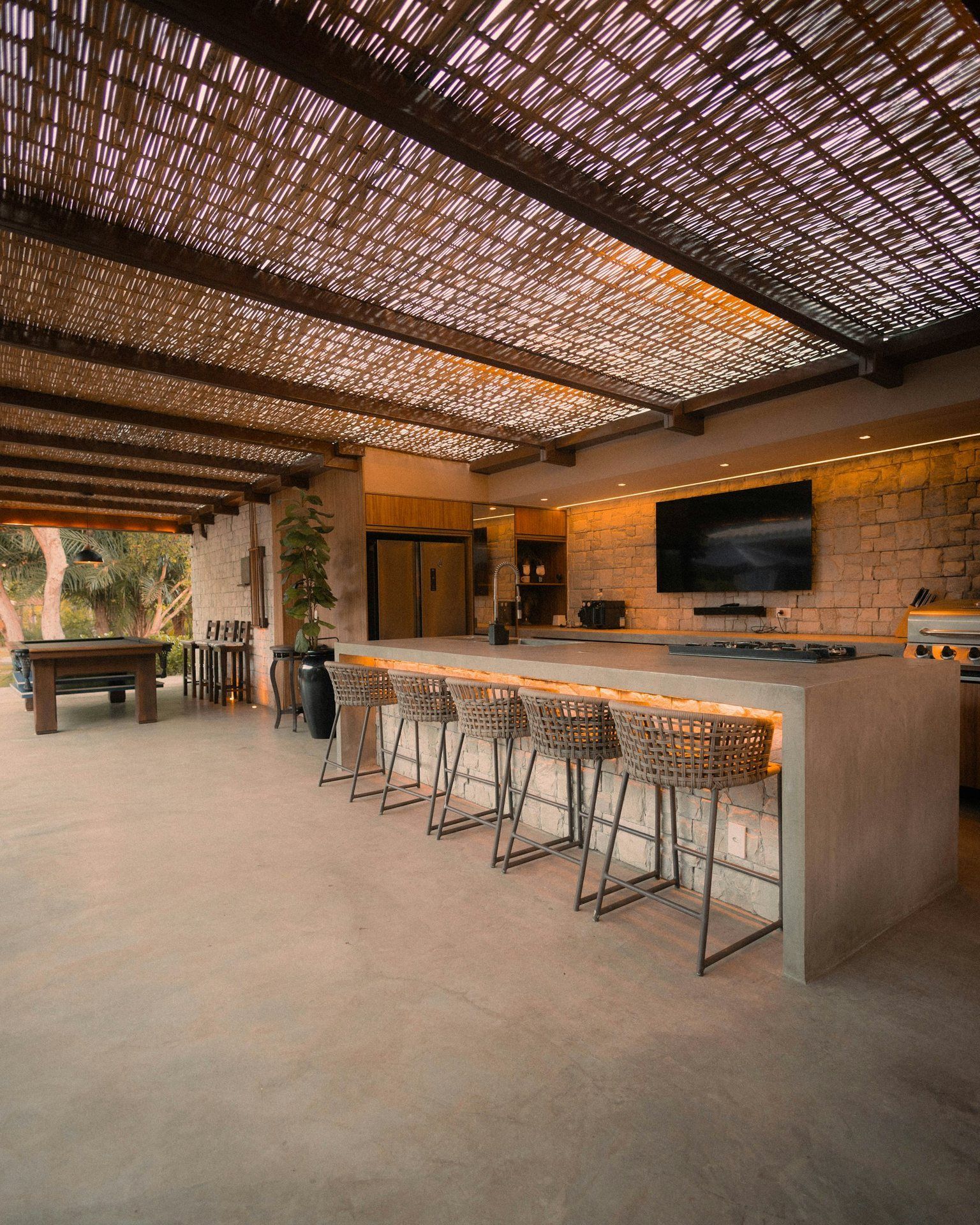 Outdoor Living - Outdoor kitchens, pergolas, decks and fencing.