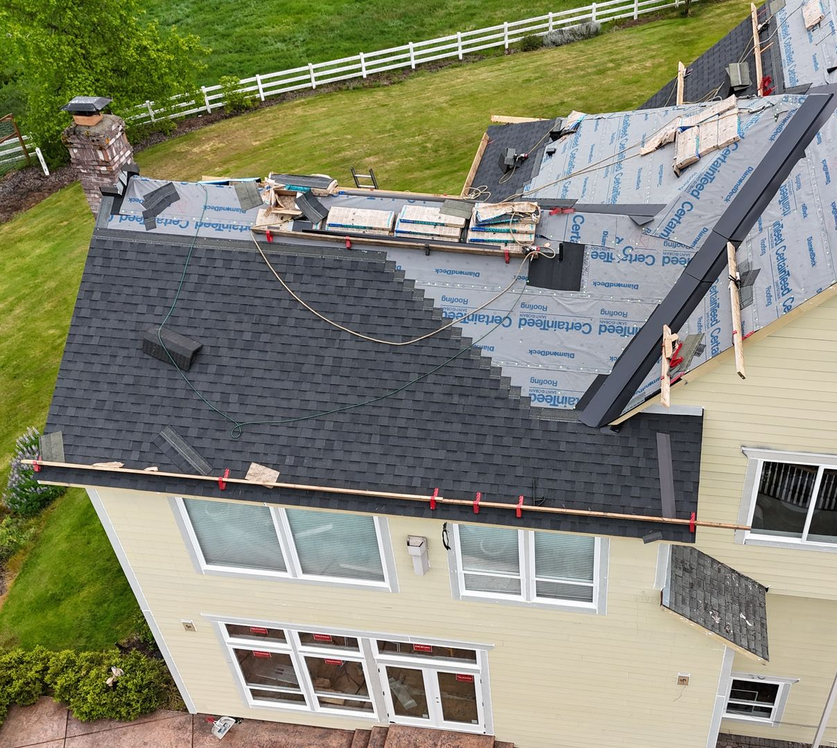 A home in Salem, OR, built with asphalt shingles.