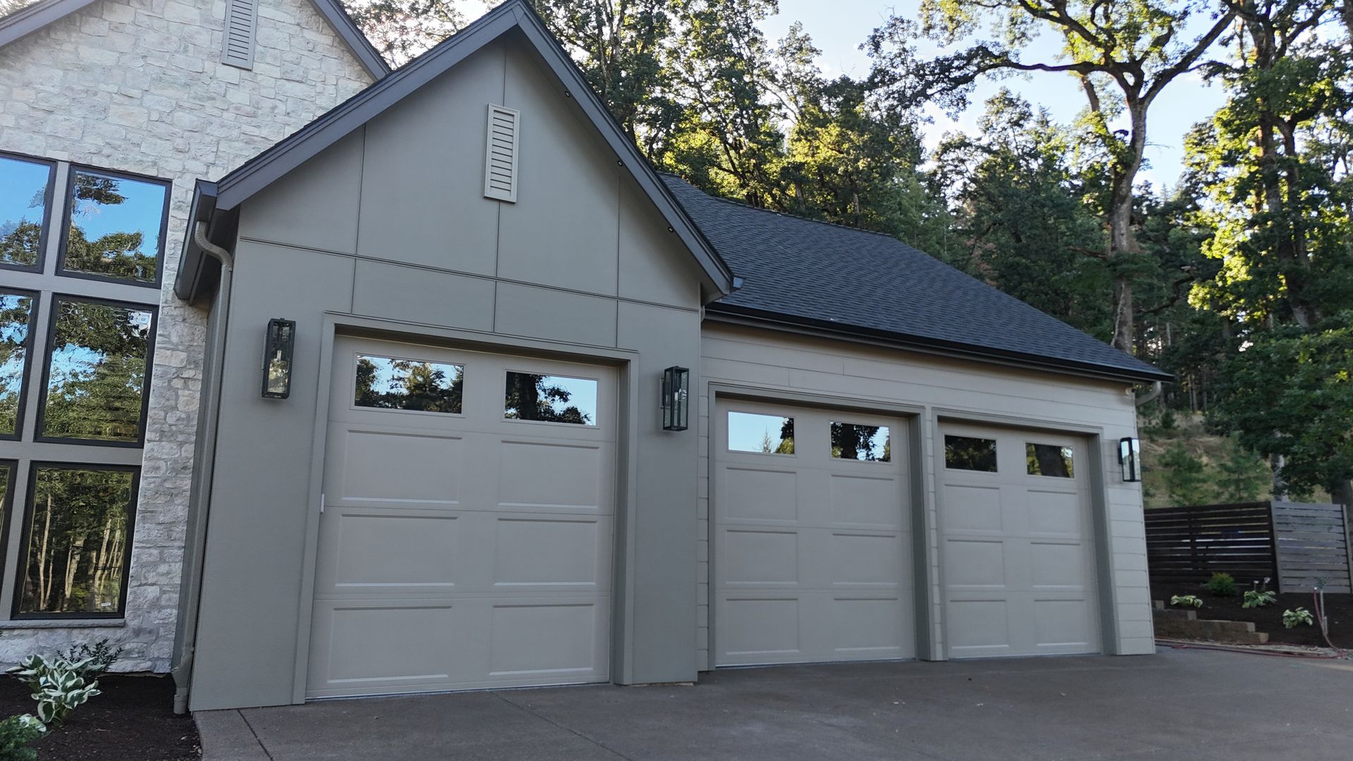 A home in Salem, OR with expertly installed garage doors.