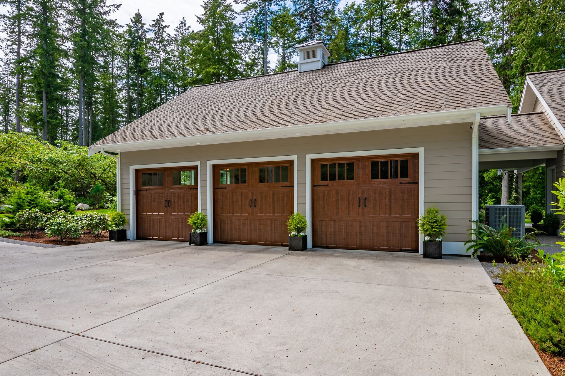 A home in Salem, OR with expertly installed garage doors.