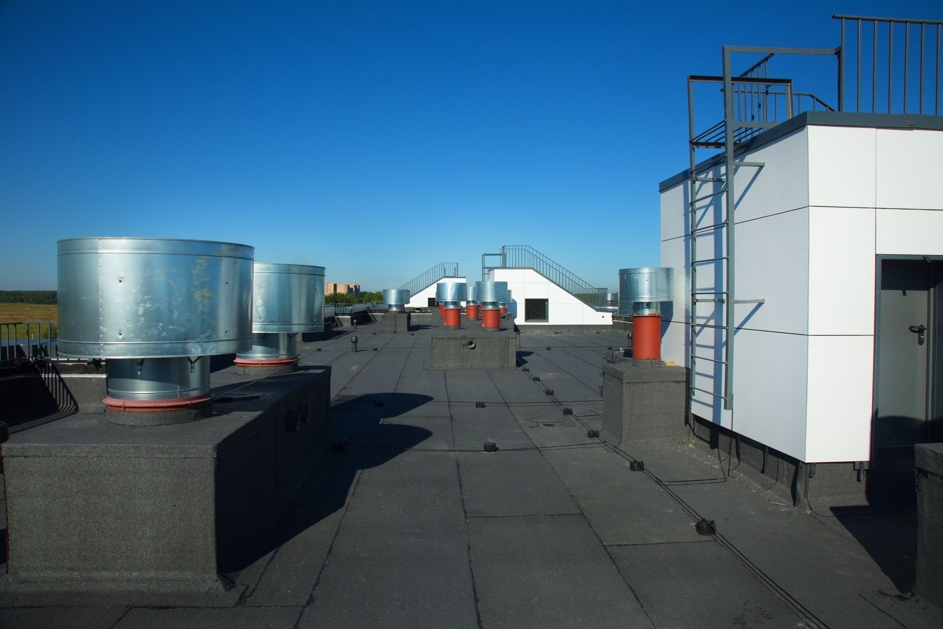 Well-installed commercial roofing system in Salem, OR.