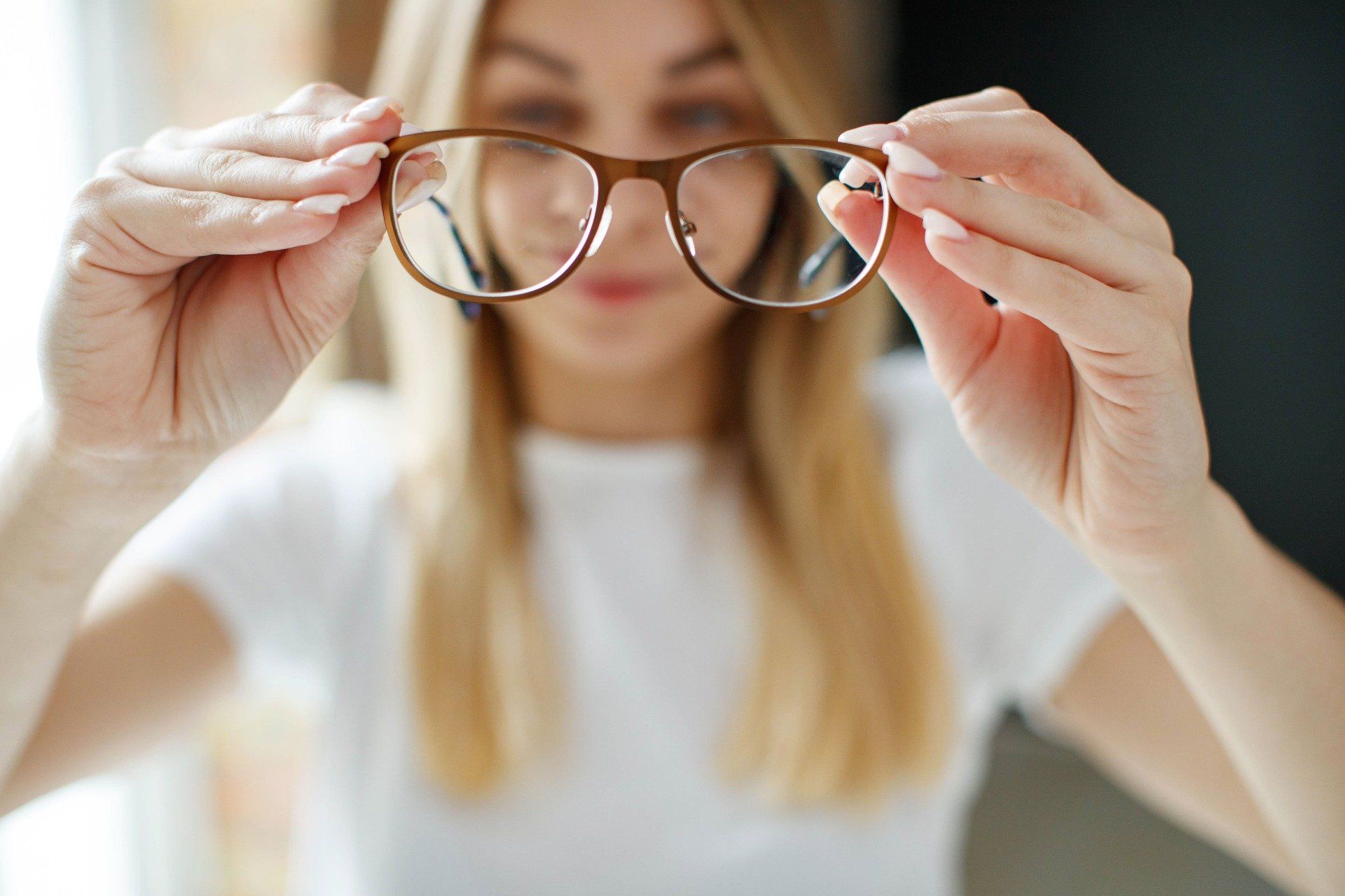 Mädchen, das eine Brille hält