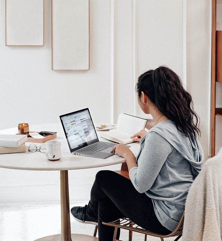 Mädchen lesen am Laptop über die Grundversicherung insurance