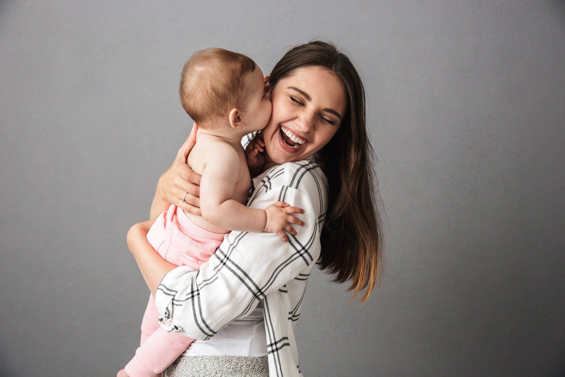 Mama glücklich, rechtzeitig eine Babyversicherung abgeschlossen zu haben