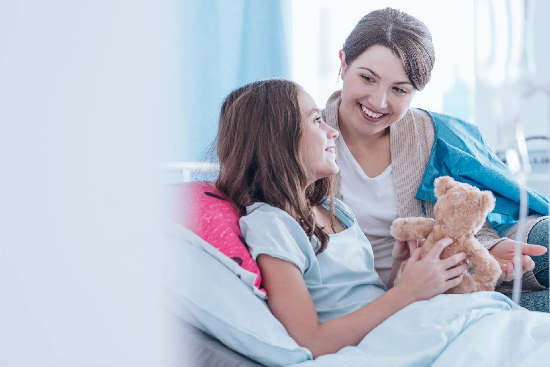 Glückliche Gesichter von Mutter und Tochter, nachdem sie die Krankenhauszusatzversicherung erhalten haben