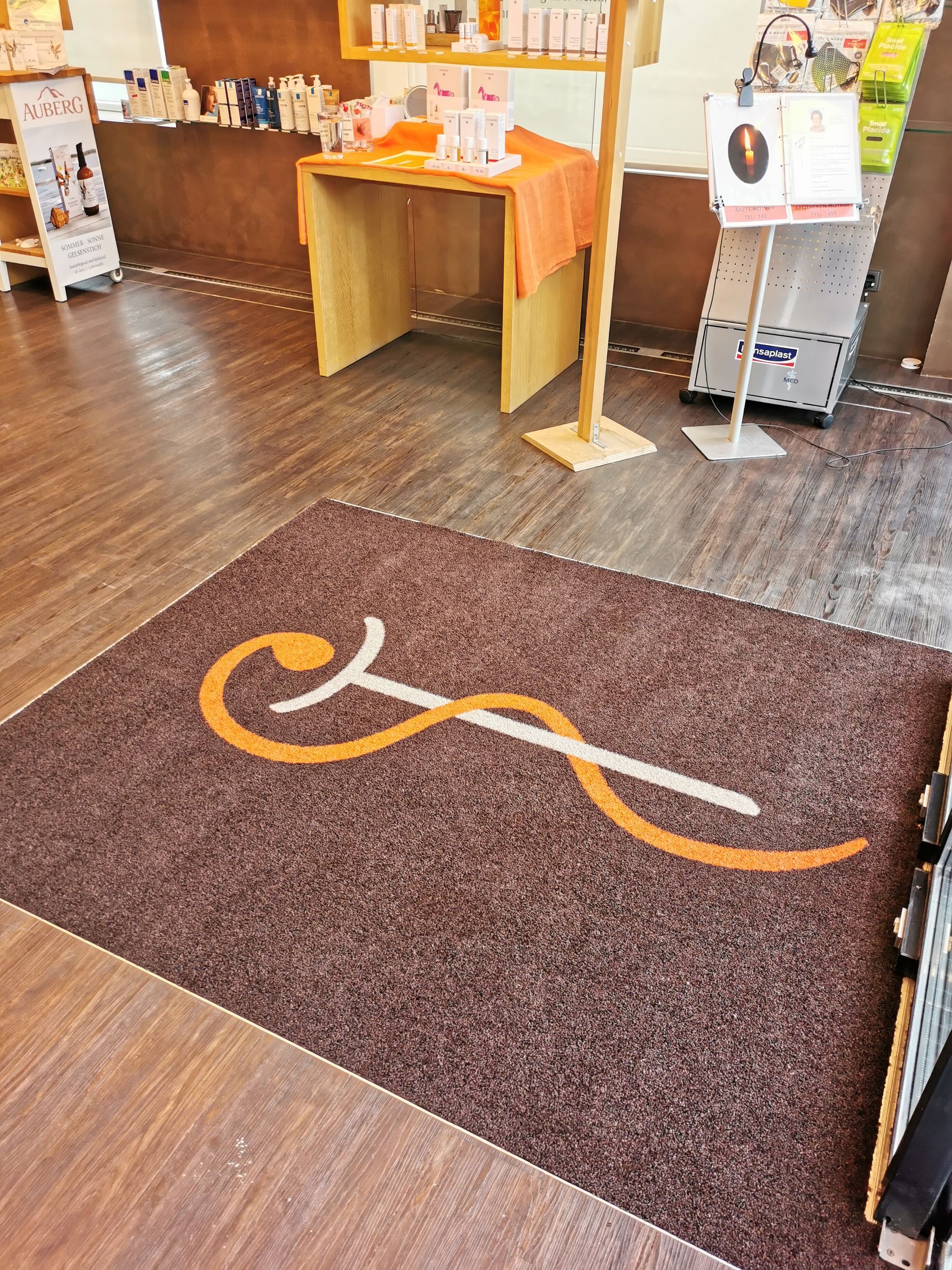 Eingangsbereich mit Logo am Teppich