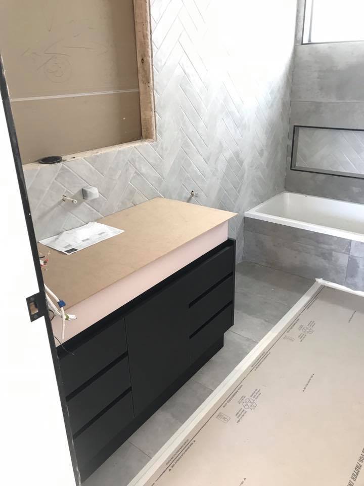 Bathroom At A Modern Hotel - Melbourne - Universal Timbers
