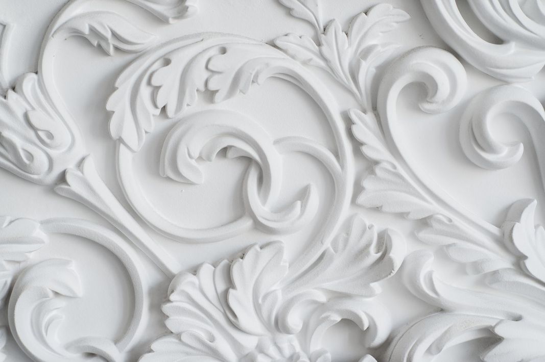 rilievi su parete in gesso