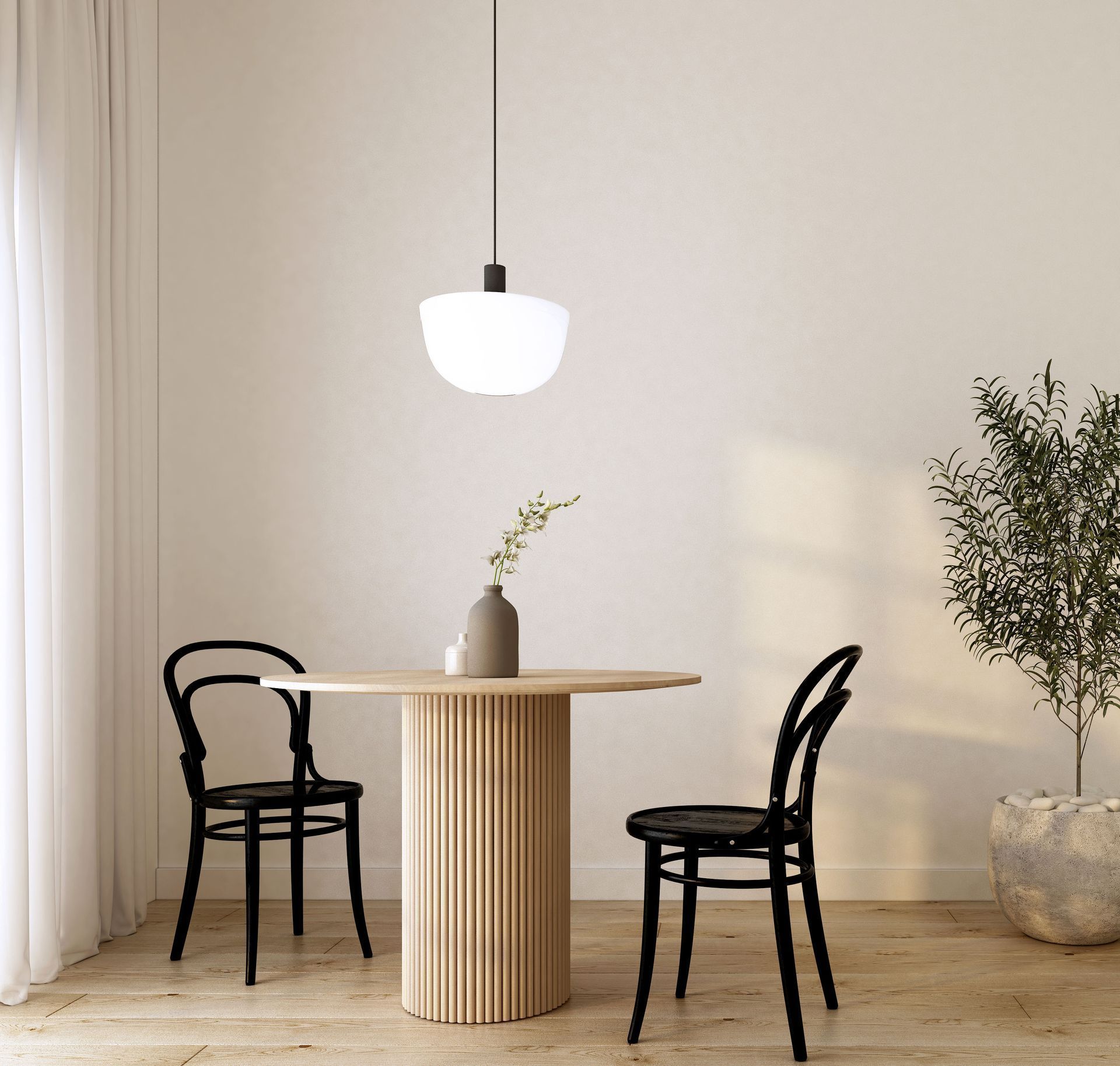 Une salle à manger avec une table et des chaises et une plante en pot