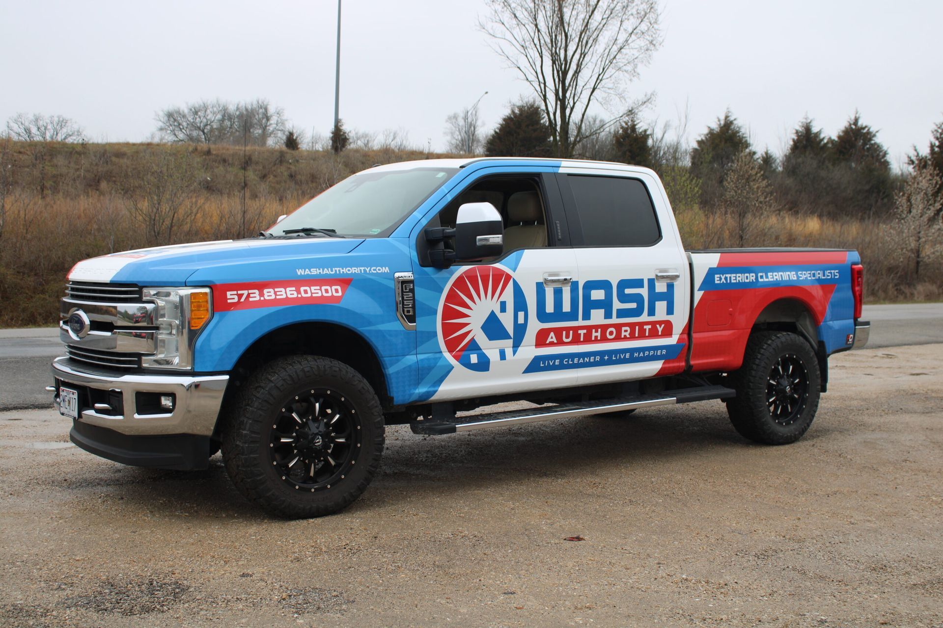 A blue and white truck with the word wash on the side