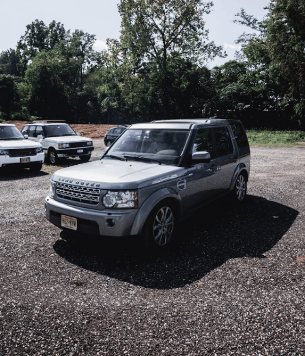 Land Rover SUV parked outside an automotive repair shop.