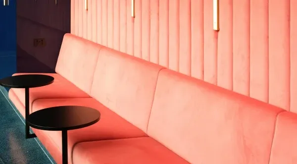 Maßanfertigung von einem Sitzsofa und einer gepolsterten Rückwand für ein Restaurant