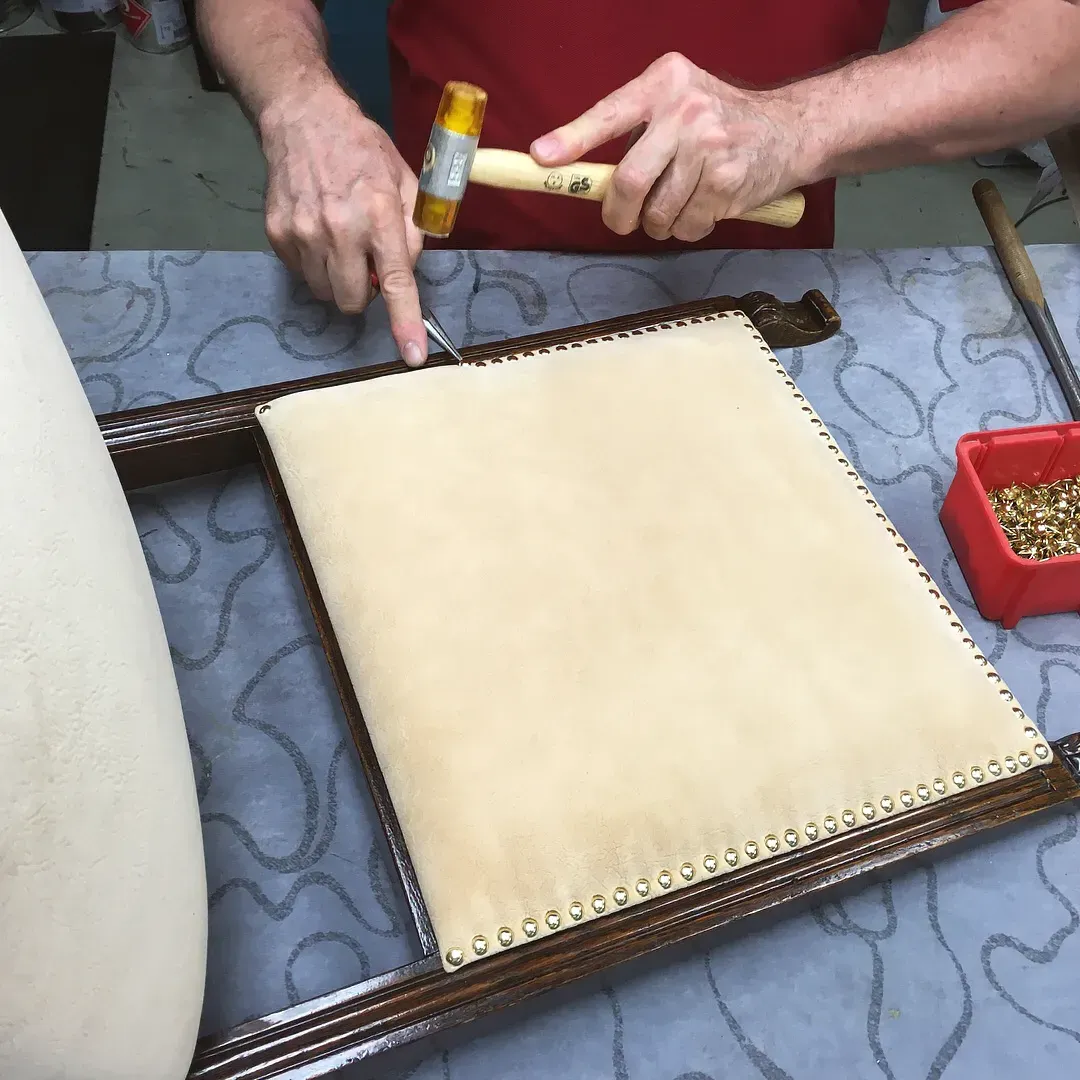 polsterung einer stuhllehne mit ziernägeln