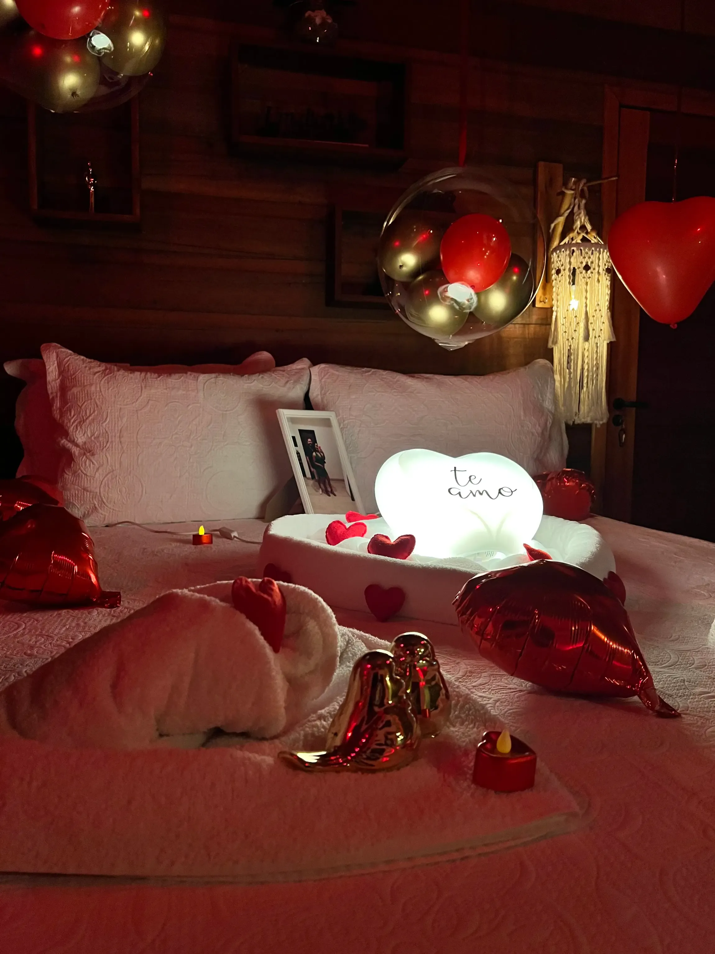Uma cama decorada para o dia dos namorados com balões e velas. Pousada-Sumaúma