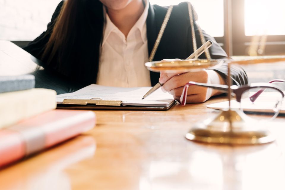 Donna che firma dei moduli