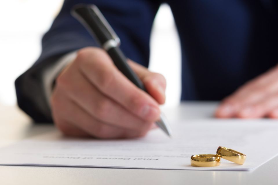 Avvocato che compila un modulo di divorzio