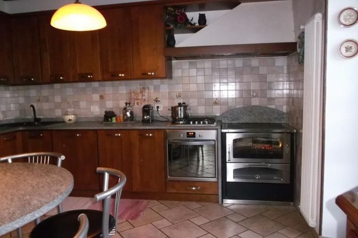 cucina con  stufa