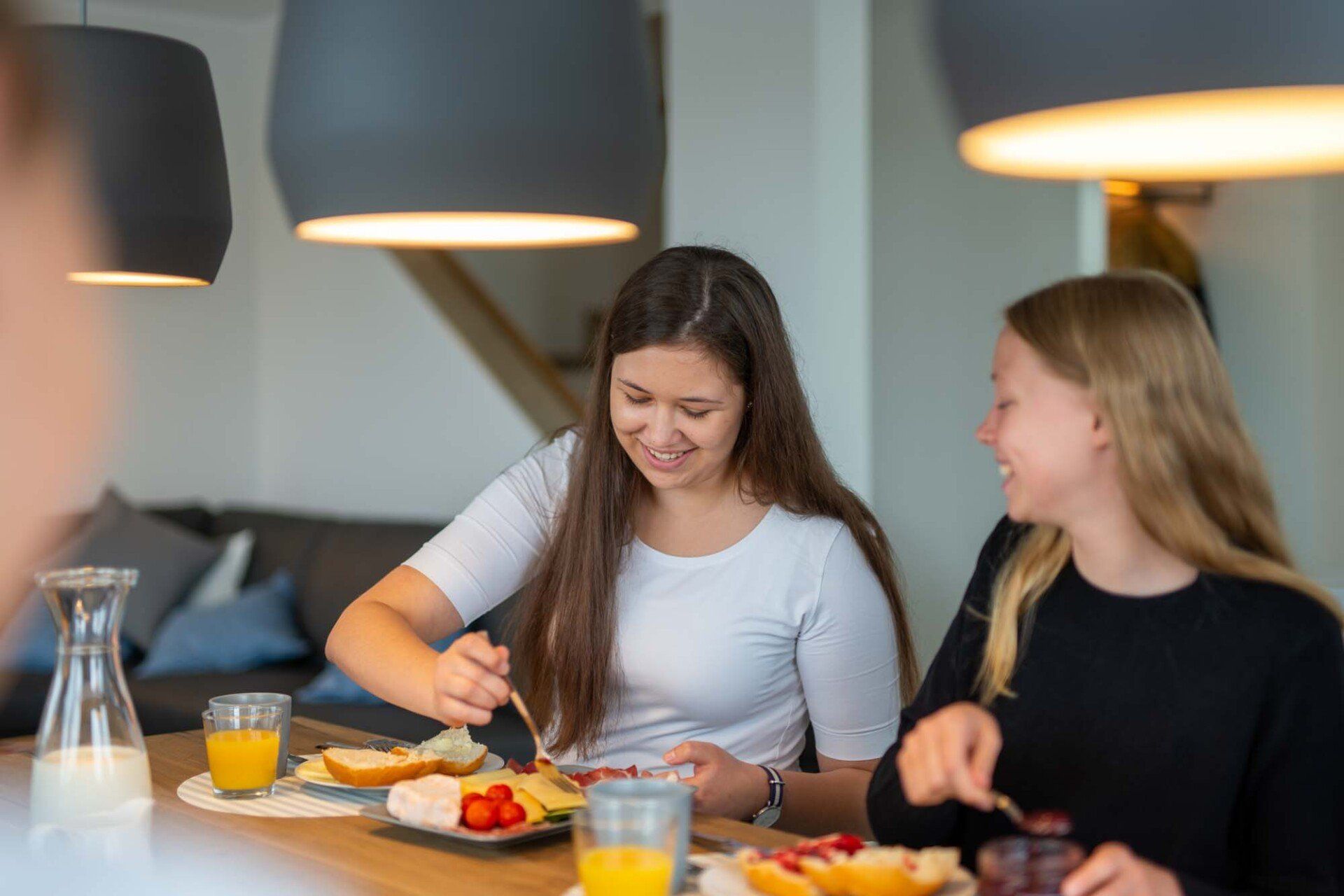 Frühstück am Wasser in unserer geräumigen Küche - Ferienhaus Seeperle Harlesiel