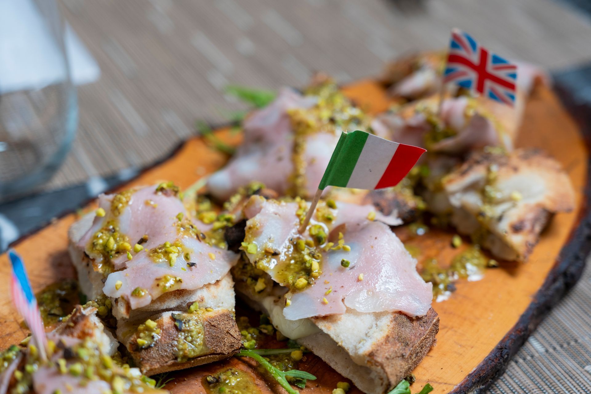 Piatti di salumi, formaggi, olive e pane disposti su un tavolo, pronti per un pasto.