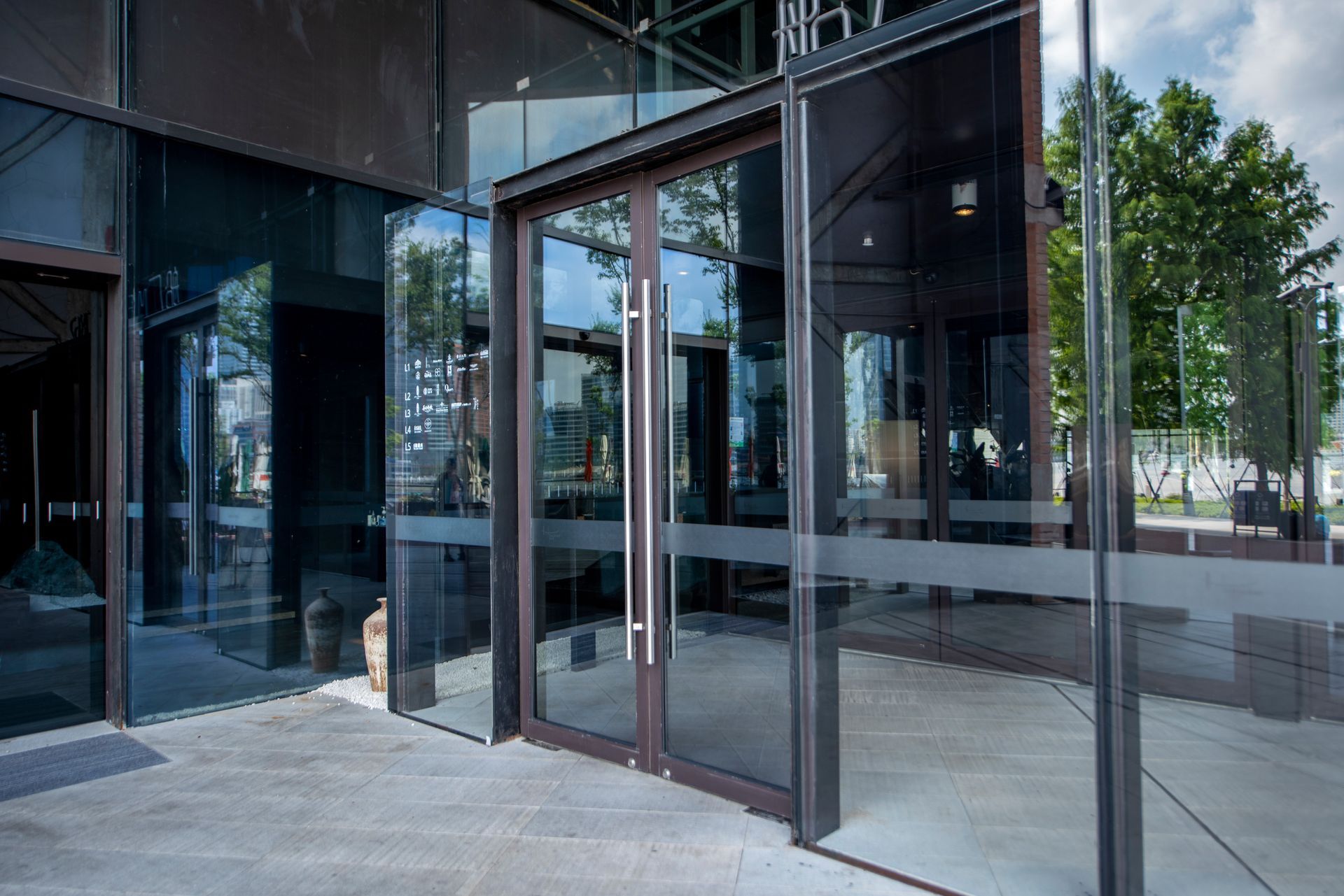 Un bâtiment avec beaucoup de portes et de fenêtres en verre.
