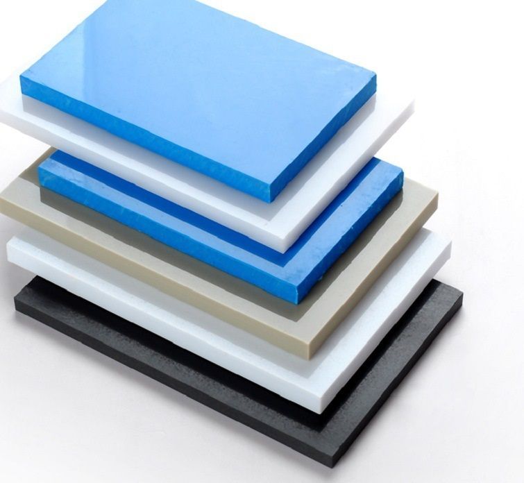 Une pile de feuilles de plastique de différentes couleurs les unes sur les autres