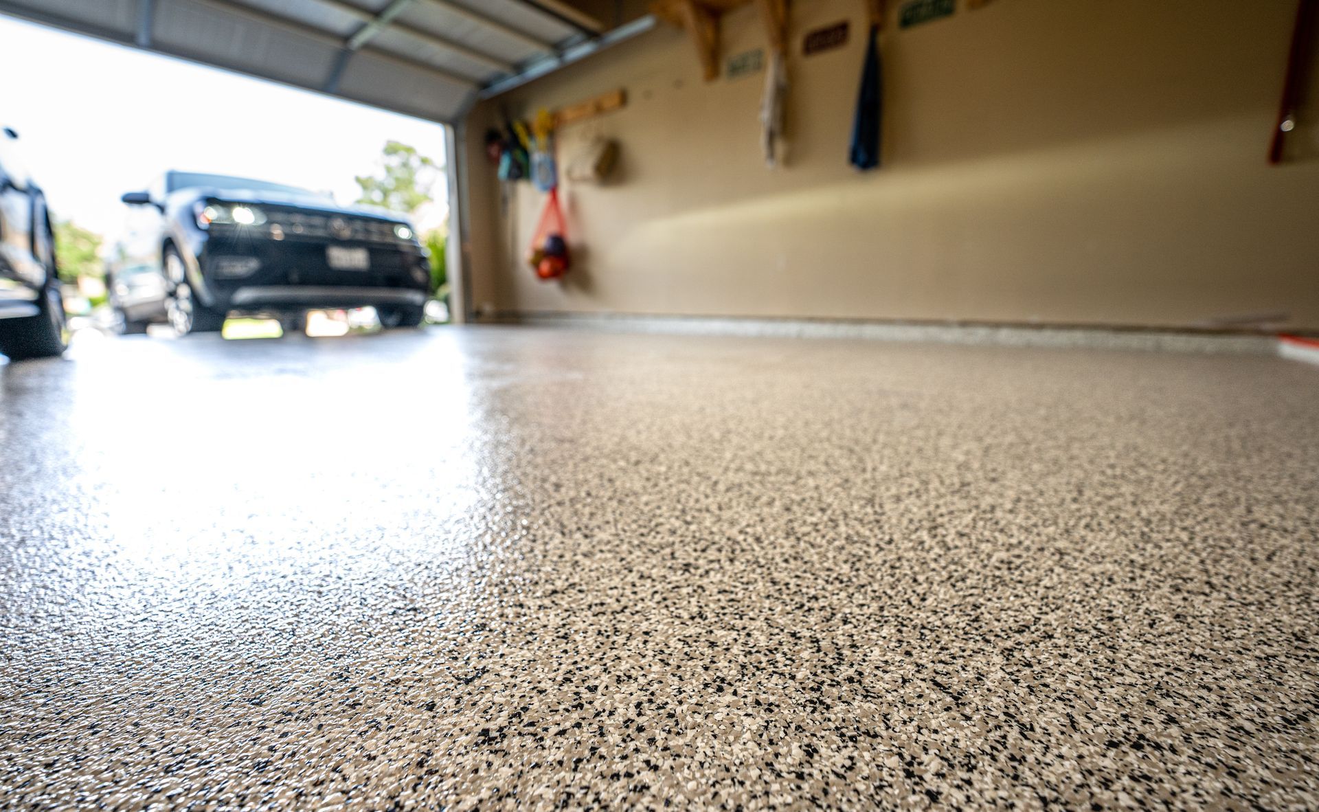 Une voiture est garée dans un garage avec un sol en béton.